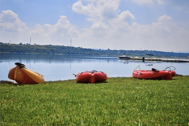 Kayaks en la orilla del lago
