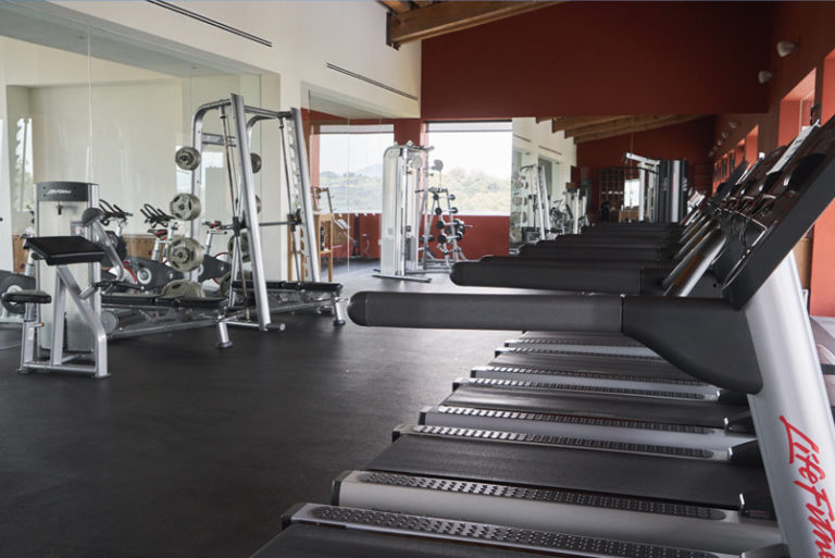 Gimnasio equipado con trademils para ejercicio cardiovascular